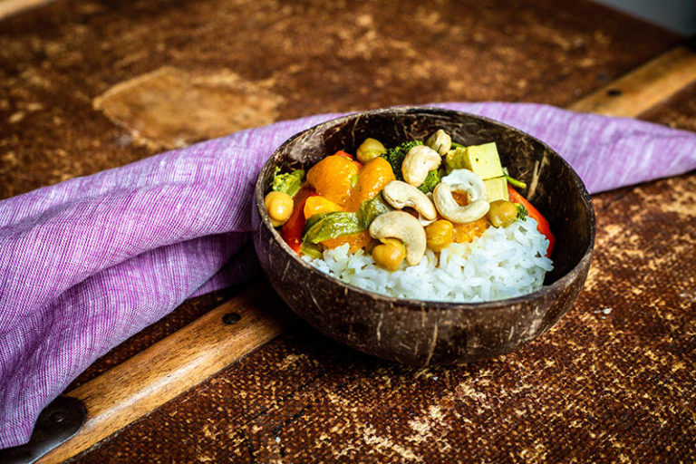 Indisches Gemüse-Tofu-Curry mit Reis